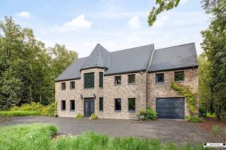 <p><span>Zeldzame nieuwbouwwoning op een perceel van 40 are met imposante tuin te Kapellen</span></p><p><span> </span></p><p><span> </span></p><p><span> </span></p><p><span> </span></p><p><span>Deze prachtig, beveiligde en energiezuinige, villa die hoogstaand is afgewerkt met perceelsoppervlakte van 40 are is gelegen in een groene omgeving aan de overkant van het natuurgebied  het ‘Groot Schietveld’ en op slechts een kleine 10 km van centrum Brasschaat. Door de smaakvolle kwalitatieve elementen is deze woning werkelijk uniek te noemen. Deze woning omvat maar liefst 5 of meerdere ruime slaapkamers, badkamer, grote dressing, bureauruimte, lichtrijke leefruimte met open keuken, grote bergruimte, wellness, inpandige garage en een volledig ingerichte 2de verdieping met extra opbergruimte. Deze woning biedt tal van mogelijkheden waardoor deze woonst geschikt is voor iedereen.</span></p><p><span> </span></p><p><span>Gelijkvloerse verdieping</span></p><p><span>De imposante inkomhal met glas in lood ramen vormt meteen dé eyecatcher van de woning. Deze ruimte verleent ook toegang tot de bureauruimte en de zithoek met prachtig uitzicht over de tuin. De open keuken is voorzien van alle comfort met talrijke kasten en schuiven. Alle noodzakelijke toestellen zijn aanwezig: vaatwasser, ijskast, inductie kookplaat met ingebouwde dampkap, spoelbak met Quooker-kraan. </span></p><p><span>Bovendien is de wellness-ruimte met sauna/infraroodcabine en inloopdouche toegankelijk via de open leefruimte.  </span></p><p><span>Via de bergruimte met ingemaakte kasten bereikt men de inpandige garage. Alle nutsvoorzieningen zijn mooi weggewerkt in de kasten.</span></p><p><span> </span></p><p><span>Eerste verdieping</span></p><p><span>De eerste verdieping, bereikbaar via een volle eiken trap is voorzien van 4 grote slaapkamers, dressing (of extra slaapkamer) en badkamer. </span></p><p><span>De badkamer is smaakvol ingericht en voorzien van een dubbele douche, ligbad, handdoekdroger en lavabomeubel. Ook vanuit deze ruimte wordt het prachtige uitzicht over de tuin benadrukt. </span></p><p><span> </span></p><p><span>Tweede verdieping</span></p><p><span>De tweede verdieping is volledig ingericht en fungeert als hobbykamer, gameroom en cinemakamer alsook nog extra bergruimte. </span></p><p><span>Deze verdieping leunt zich toe om iedere inrichting naar wens te maken.</span></p><p><span> </span></p><p><span>Tuin en overdekt terras</span></p><p><span>Aan de woning bevindt zich een overdekt terras waar je bij alle weersomstandigheden kan genieten van een prachtig uitzicht over de aangelegde tuin. </span></p><p><span>Ook de orangerie zorgt voor een eye-catcher in de tuin. Bijkomende zijn de faciliteiten voor een zwembad/zwemvijver ook voorzien. </span></p><p><span> </span></p><p><span>Bijzonderheden</span></p><p><span>Verkoop onder verkooprechten dus niet onder BTW</span></p><p><span>Energiezuinige woning: label A - E40</span></p><p><span>Ventilatiesysteem type D</span></p><p><span>Domoticasysteem: programmeerbare schakelaars</span></p><p><span>Rookmelders</span></p><p><span>Alarmsysteem en bewegingsdetectoren</span></p><p><span>Regenwaterput</span></p><p><span>Kruipruimte 1,2 meter</span></p><p><span> </span></p><p><span> </span></p><p><span> </span></p><p><span> </span></p><p><span> </span></p>