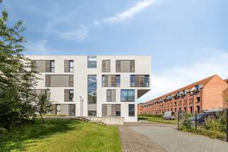Bent u op zoek naar een energiezuinig appartement te koop in Gent? Dit prachtige tweekamerappartement in residentie Leiemeersen I combineert een rustige woonomgeving met een uitstekende bereikbaarheid. Dankzij het open zicht vanaf het ruime terras en vanuit de leefruimte komt u hier na een drukke dag volledig tot rust.De ligging van dit appartement is een absolute troef. U geniet van een directe verbinding met de R4 en de kleine stadsring, waardoor u vlot de stad in en uit bent. Daarnaast is het bruisende centrum van Gent perfect met de fiets bereikbaar. De ideale match tussen stedelijke dynamiek en residentiële rust.Indeling; Via de inkomhal met een praktische vestiairekast en gastentoilet komt u in de ruime leefruimte, die gekenmerkt wordt door een parketvloer en een volledig geïnstalleerde open keuken. Vanuit deze woonkamer heeft u direct toegang tot het terras, waar u geniet van een uniek en weids uitzicht. Verder zijn er twee volwaardige slaapkamers en een comfortabele badkamer met een bad, douche en dubbele lavabo. Ten slotte beschikt u over een handige wasberging met aansluitingen en een extra private kelderberging.Verder is er de mogelijkheid om een staanplaats aan te kopen voor 35.000 euro. Contacteer ons voor een bezoek ter plaatse. Bestuursmaatregelen in het maatregelenregister: nee