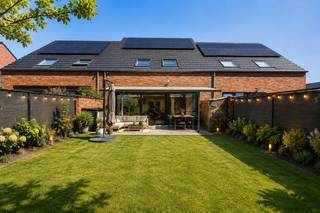 Ontdek deze moderne <strong>nieuwbouwwoning uit 2021</strong>, waar comfort, ruimte en energiezuinig wonen harmonieus samenkomen. Dankzij het BEN-label (Bijna-EnergieNeutraal) geniet je van een bijzonder <strong>laag energieverbruik</strong> en een duurzame woonomgeving.<br />Vanaf het eerste moment word je verwelkomd door de ruime en lichtrijke leefruimtes, perfect afgestemd op hedendaags gezinscomfort. Met <strong>5 volwaardige slaapkamers</strong> en een extra zolderruimte biedt deze woning tal van mogelijkheden, van een royale gezinswoning tot een combinatie van wonen en thuiswerken.<br />Ook buiten werd aan praktisch comfort gedacht: de woning beschikt over een<strong> oprit én een extra parkeerplaats</strong>, ideaal voor meerdere wagens of bezoekers.<br />De ligging vormt een extra pluspunt. Je woont hier op een centrale en gegeerde locatie, vlak bij winkels, scholen en belangrijke verbindingswegen. Zo geniet je van een rustige woonomgeving met alle voorzieningen binnen handbereik.<br /><strong>Troeven: </strong>
<ul>
<li>Moderne nieuwbouwwoning (2021) onder registratiestelsel ( geen btw)</li>
<li>BEN-woning met uitstekende energiezuinigheid ( EPC van -2 Kwh)</li>
<li>5 ruime slaapkamers + zolder</li>
<li>Lichtrijke ruimtes en een bewoonbare oppervlakte van 195 m²</li>
<li>Oprit en extra parkeergelegenheid</li>
<li>Centrale en vlot bereikbare ligging</li>
<li>Woning voor de toekomst ( aansluiting warmtenet)</li>
</ul>
De buitenoverkapping is niet inbegrepen.<br /><br />Wacht niet te lang om deze unieke kans te grijpen. Kom het zelf ontdekken en ervaar de verschillende mogelijkheden die deze woning te bieden heeft. Wij staan klaar om u te verwelkomen in uw toekomstige droomhuis! Bel ons vrijblijvend op voor een bezoek en info. Wij begeleiden u graag met de glimlach op zoek naar uw droomwoning . T. 051 62 40 40.
