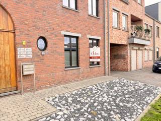 Dit moderne gelijkvloerse nieuwbouwappartement is rustig gelegen aan de rand van Hulshout, maar toch dichtbij alle dagelijkse voorzieningen. Scholen, kleinhandelaars en een bushalte bevinden zich op korte afstand.<br /><br />Het appartement beschikt over een aangename en praktische indeling. Via de inkomhal, voorzien van een apart gastentoilet, komt u in de ruime leefruimte. Aansluitend bevindt zich de volledig uitgeruste keuken, ingericht met onder andere een vaatwasser, oven, vitro-keramische kookplaat en dampkap.<br />Verder beschikt het appartement over een moderne badkamer met lavabo en inloopdouche, twee slaapkamers en een handige berging.<br />Via de slaapkamers  heeft u toegang tot het aangename terras, ideaal om in alle rust van de buitenlucht te genieten.<br /><br />Bij het appartement hoort bovendien een carport met aansluitende buitenberging, wat zorgt voor extra comfort en praktische opbergruimte.<br /><br />Een comfortabele en energiezuinige woonst op een rustige locatie, met alle nodige voorzieningen binnen handbereik.<br /><br />- beschikbaar vanaf 1 december 26<br />- gemeenschappelijke kost 45€ per maand<br /><br />Bekijk nu reeds de foto's op onze website www.dplusvastgoed.be<br />Voor meer informatie of voor een bezoek bel 0497 71 29 18 of mail naar vicky@dplusvastgoed.be<br /> 