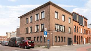 <p><span>Deze statige voormalige dokterswoning combineert grandeur, ruimte en hedendaags wooncomfort op een uitzonderlijke manier. De woning werd recent volledig gerenoveerd en biedt tal van mogelijkheden voor grote gezinnen, een kangoeroewoning of het combineren van wonen en werken.</span></p><p><span>Op het gelijkvloers bevindt zich een volledig afzonderlijk woongedeelte, ideaal voor inwonende ouders, kinderen of gasten. Dit private gedeelte beschikt over een eigen keuken, een gezellige leefruimte, twee slaapkamers en een gastentoilet. Aansluitend vindt u een ruime polyvalente ruimte die perfect kan dienen als hobbyruimte, praktijkruimte, atelier of opslagplaats. Deze ruimte bevindt zich naast de dubbele inpandige garage.</span></p><p><span>De volledige woning is bovendien onderkelderd, wat zorgt voor een enorme hoeveelheid extra bergruimte en tal van mogelijkheden.</span></p><p><span>Vanaf de eerste verdieping start de hoofdwoning. Hier wordt u onmiddellijk verwelkomd door een indrukwekkende leefruimte met prachtige hoge plafonds en een stijlvolle parketvloer die de authentieke charme van de woning perfect in de verf zet.</span></p><p><span>Achter de living bevindt zich de luxueuze leefkeuken, uitgerust met een royaal kookeiland en voorzien van alle moderne toestellen. De ingebouwde koelkast met geïntegreerd ledscherm vormt een echte blikvanger. Via het grote schuifraam heeft u rechtstreeks toegang tot het ruime dakterras met westelijke oriëntatie, waar u elke avond kunt genieten van een prachtige zonsondergang. Op deze verdieping bevindt zich eveneens een tweede gastentoilet.</span></p><p><span>De tweede verdieping biedt alle comfort voor het moderne gezin. Er is een praktische wasruimte voorzien voor wasmachine en droogkast, evenals een ruime badkamer uitgerust met een ligbad, douche en toilet. Aan de voorzijde van de woning bevinden zich drie ruime slaapkamers, terwijl aan de zijgevel de royale master bedroom is gelegen. Deze beschikt over een eigen en suite badkamer met dubbele lavabo, ligbad en toilet.</span></p><p><span>Verder werd de woning uitgerust met nieuwe aluminium ramen en automatische rolluiken aan alle ramen, wat zorgt voor extra comfort, veiligheid en energiezuinigheid.</span></p><p><span>De woning is gelegen nabij het Jan Palfijn ziekenhuis.</span></p>