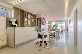 <span><span>Op zoek naar een<strong> moderne, verzorgde en veelzijdige ruimte voor uw professionele activiteit</strong>? Deze <strong>gelijkvloerse kantoorruimte, handelsruimte, atelier of praktijkruimte</strong> van <strong>131 m²</strong>, in <strong>residentie 'De Blankaart'</strong>, gelegen langs de Woumenweg 242 bus 2 te <strong>Woumen (Diksmuide)</strong>, combineert een aangename kantooromgeving met een praktisch ingericht atelier en tal van functionele nevenruimtes.<br />Dankzij de open indeling, de verzorgde afwerking en de combinatie van verschillende werk- en opslagmogelijkheden is dit pand ideaal voor wie kantoorwerk wil combineren met een atelier, praktijkruimte of handelsactiviteit. Ook voor een zelfstandige ondernemer die nood heeft aan een ontvangstruimte én een functionele werkplek biedt dit pand interessante mogelijkheden.<br /><br /><u>Indeling:</u><br />Vooraan bevindt zich de lichtrijke kantoorruimte, ingericht met een <strong>moderne werkplek en een aangename uitstraling</strong> voor het ontvangen van klanten of relaties. Aansluitend is er een <strong>apart toilet met handenwasser</strong>.<br />Het achterliggende atelier biedt volop ruimte voor werkzaamheden, materiaal of professionele inrichting. Daarnaast beschikt het pand over een berging die eventueel kan worden ingericht als keukenruimte, evenals een extra achterliggende ruimte die dienst kan doen als opslagplaats, archief of kleedkamers met doucheruimte.<br /><br /><u>Praktische extra troef:</u><br />Het achterste gedeelte is ingericht in <strong>garagebox nr. 8</strong>, bereikbaar via de doorrit onder het gebouw. Deze ruimte wordt momenteel benut als bijkomende functionele ruimte, maar kan na herinrichting opnieuw als garagebox worden gebruikt. Een afzonderlijke zijdeur geeft bovendien rechtstreeks toegang tot het atelier.<br /><br /><u>Technische kenmerken en troeven:</u></span></span>
<ul>
<li><span><span>Gelijkvloerse commerciële ruimte van 131 m²;</span></span></li>
<li><span><span>Gelegen in residentie 'De Blankaart', gebouwd in 2012;</span></span></li>
<li><span><span>Geschikt als kantoor, handelsruimte, atelier of praktijkruimte;</span></span></li>
<li><span><span><strong>Verwarming via warmtepomp (lucht/lucht)</strong>;</span></span></li>
<li><span><span><strong>Energielabel B</strong>;</span></span></li>
<li><span><span><strong>Elektrische installatie met conform keuringsattest</strong>;</span></span></li>
<li><span><span>Diverse mogelijkheden voor opslag, archief of bijkomende functionele ruimtes;</span></span></li>
<li><span><span>Garagebox nr. 8 bereikbaar via de doorrit onder het gebouw.</span></span></li>
</ul>
<span><span>Een veelzijdige professionele ruimte met een verzorgde uitstraling en een praktische indeling, ideaal voor wie wonen en werken gescheiden houdt en op zoek is naar een eigen plek voor zijn of haar onderneming. Interesse? Bel <strong>Diksimmo </strong>op het nummer <strong>051 50 11 51</strong> of mail naar diksmuide@diksimmo.be.</span></span>