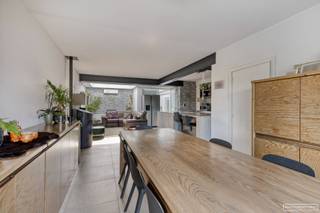 Uitzonderlijk ruime halfopen woning (403 m²) op topligging in WaregemIn de Vredestraat te Waregem vindt u deze volledig vernieuwde halfopen woning...