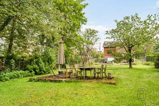 <p>Maison prête à emménager avec jardin plein sud près de Renaix<br />À proximité de Renaix, avec un accès rapide vers Brakel et à environ 1 heure de Bruxelles, découvrez cette maison prête à emménager offrant un jardin orienté plein sud et une vue dégagée sur les champs. Un cadre idéal pour allier tranquillité et accessibilité.<br />La maison propose une configuration pratique et modulable, adaptée à différents projets de vie. Au rez-de-chaussée, vous trouverez un hall d’entrée avec WC séparé, un séjour lumineux avec cuisine ouverte, deux chambres, un espace bureau et une salle de bains. Parfait pour une vie de plain-pied confortable.<br />À l’étage, une douche et un WC sont déjà installés, ainsi qu’un vaste grenier aménageable selon vos besoins (chambres supplémentaires, bureau, loisirs).<br />Le sous-sol complète l’ensemble avec une buanderie, de nombreux espaces de rangement et deux garages, dont un avec porte électrique et un pouvant accueillir deux véhicules.<br />À l’extérieur, profitez d’une agréable terrasse et d’un jardin plein sud avec une belle vue ouverte. Les panneaux solaires contribuent à une meilleure performance énergétique.<br />Un bien polyvalent, idéal pour familles, couples ou amateurs d’espace, dans un emplacement stratégique proche de Renaix et Brakel.<br />Cette annonce comprend certaines visualisations générées par IA.<br />À vendre via Immo Beguin, votre expert, avec des bureaux à Renaix, Waregem, Courtrai, Deinze, Tournai & Lessines<br />Plus d’infos ou planifiez votre visite : info@immobeguin.be</p>