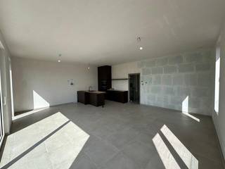 Deze ruime penthouse op de derde verdieping in Eilandpark, Sint-Lievens-Houtem is doordacht ingedeeld en afgewerkt met hoogwaardige...