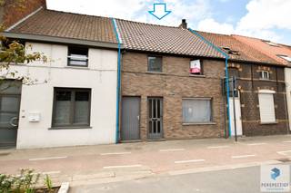 EEKLO - Centraal gelegen woning met 3 slaapkamers en tuin<br /><br />Indeling: <br />Gelijkvloers: Inkomhal, bureauruimte, leefruimte met aansluitend de geïnstalleerde open keuken met eetplaats en toegang tot het overdak terras. Naast de keuken is er nog een berging en een badkamer met ligbad, toilet, wasmeubel en aansluiting wasmachine. <br />Naast de inkomdeur is er een aparte deur met doorgang naar de tuin. Deze tuindoorgang is ideaal voor fietsen.<br />Op de eerste verdieping vinden we een nachthal, toilet en twee slaapkamers en op de tweede verdieping is er nog een grote derde slaapkamer ingericht. <br />De tuin is nog aan te leggen, maar de vele open ruimte is een pluspunt en biedt veel mogelijkheden, zoals onder meer de aanleg van een grasperk en moestuin. In de tuin is er houten tuinberging palend aan de woning.  <br /><br />EEKLO - vanafprijs: 199.000 EURO -  Dit is een vanafprijs, ieder hoger voorstel wordt voorgelegd aan de eigenaar<br /><br />Voor meer informatie of het inplannen van een plaats bezoek, contacteer 050/550.750 of info@perspectiefvastgoed.be - 7/7<br /> 