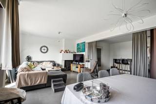 Ruim duplex-appartement met 3 slaapkamers, garage en zonnig terras! <br />Op zoek naar een ruim en lichtrijk appartement? Dit duplex-appartement van maar liefst 155 m² biedt alle comfort en ruimte die je nodig hebt.<br />Bij het binnenkomen word je verwelkomd in een inkomhal met vestiaire en apart gastentoilet. De ruime leef- en eetruimte sluit aan op een groot zuidgericht terras van 14 m² met zonneluifel, waar je heerlijk kan genieten van de zon. Verder beschikt het appartement over een grote keuken en een praktische berging/wasplaats.<br />Op de duplexverdieping bevindt zich de nachthal met 3 ruime slaapkamers (19 m², 15 m² en 15 m²) en een badkamer met ligbad, douchescherm en toilet. Via een valtrap in de nachthal bereik je bovendien een ruime bergzolder, ideaal voor extra opslag. Conforme elektrische installatie.<br />Extra troeven:<br />✔ Garage inbegrepen<br />✔ Kelderberging<br />✔ Zuidgericht terras<br />✔ Veel ruimte en praktische indeling<br />✔ Conforme elektriciteit<br />✔ Zonneluifel<br />EPC: 211 kWh/m²/j – Energielabel C<br />UC: 3811709-RES-1<br />📞 Interesse of een bezoek plannen?<br />Bel 052/52.05.05 voor meer info of een plaatsbezoek.