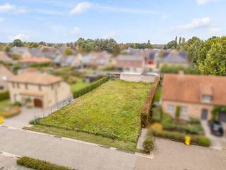 TE KOOP | Prachtige bouwgrond voor open bebouwing in Ramsel! <br /><br />Op een rustige en groene locatie in Ramsel bevindt zich deze mooie bouwgrond voor open bebouwing. Een ideale opportuniteit voor wie droomt van een eigen woning op een aangename locatie, omringd door groen en met voldoende ruimte om volop te genieten.<br /><br />Dankzij de mogelijkheden voor open bebouwing kan je hier jouw droomwoning realiseren, met een mooie tuin en eventueel een bijgebouw. Creëer een thuis die volledig aansluit bij jouw wensen en levensstijl!<br /><br />Bouwen naar jouw wensen<br /><br />Open bebouwing<br /><br />Ruimte om een comfortabele gezinswoning te realiseren<br /><br />Gelegen in een groene en aangename woonomgeving<br /><br />Rustig wonen met een vlotte bereikbaarheid<br /><br />Ramsel biedt de ideale combinatie van rustig wonen en een goede bereikbaarheid. Je geniet er van een groene omgeving, terwijl winkels, scholen en andere dagelijkse voorzieningen zich op korte afstand bevinden. Ook de belangrijkste verbindingswegen zijn vlot bereikbaar.<br /><br />Een mooie kans om jouw bouwdroom waar te maken op een fijne locatie!<br /><br />Interesse?<br /><br />Neem gerust contact met ons op voor meer informatie of een bezoek ter plaatse.<br /><br />014/95.37.50<br />immo@degroot-celen.be
