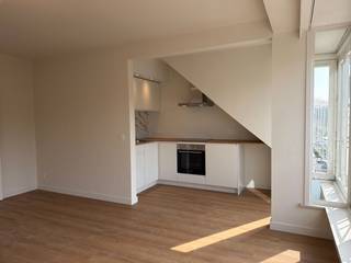 Dit appartement op de derde verdieping werd volledig vernieuwd in 2026 en is helemaal klaar om in te trekken. Dankzij de warmtepomp geniet je hier...