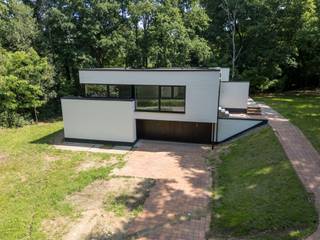 Welkom in deze prachtig gerenoveerde villa uit de jaren ’70, waar hedendaags comfort en natuurlijke rust elkaar ontmoeten. Deze woning werd...