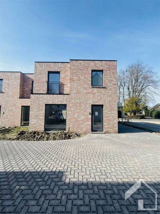Nieuwbouwwoning (HOB) op een perceel van 190m2, met een bruto bewoonbare oppervlakte van 125,48 m2. Op de gelijkvloerse verdieping vinden we een inkomhal, leefruimte met open keuken, een berging en apart toilet. Op de eerste verdieping zijn er 3 slaapkamers, een apart toilet, wasplaats en een badkamer. Verder wordt er nog een carport voorzien, met hiervoor een extra staanplaats. De werken starten in het voorjaar van 2025 en de oplevering wordt voorzien tegen de zomer van 2026. De foto's zijn een impressie. Alle prijzen excl. registratierechten en BTW. Voor meer info, of vrijblijvend het lastenboek en plannen: 0479/9 34 34 9 (Kristof)