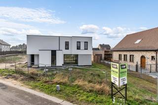 Gelegen in het rustige en groene Machelen stellen wij in fase 1 nog 2 van de 4 moderne nieuwbouwwoningen voor.Deze energiezuinige woningen combineren...