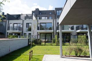 <p><span>PENTHOUSE: Duplex met één slaapkamer en bureau of 2de slaapkamer in het centrum van Schilde, de werken zijn bijna beëindigd van deze prachtige NIEUWBOUW Residentie CONSCIENCE. </span></p><p><span> </span></p><p><span>Kopen aan 6% btw op de constructies is hier mogelijk zowel voor enige/eigen woonst als voor investeerders (15j verhuur). Wij informeren u er graag over.</span></p><p><span> </span></p><p><span>In een modern gebouw met lift bevindt zich deze penthouse op de tweede verdieping. Omvat inkomhal, gastentoilet, leefruimte met toegang tot het terras, ingerichte open keuken met alle nodige toestellen, berging/wasplaats met aansluiting voor wasmachine en droogkast, 1 slaapkamer en een ingerichte badkamer met een lavabomeubel en inloopdouche of bad. </span></p><p><span>Dit appartement wordt volledig afgewerkt: keuken, sanitair, binnendeuren, parketvloer, ingemaakte kasten in vestiaire, dressing, slaapkamer...</span></p><p><span> </span></p><p><span>Residentie Conscience is een project van 'Westhoek', bestaande uit 16 appartementen met één, twee of drie slaapkamers, waarvan 4 duplex appartementen/penthouses.</span></p><p><span>De residentie biedt een ideale thuisbasis aan mensen die willen genieten van de gezellige levenssfeer die Schilde te bieden heeft.</span></p><p><span> </span></p><p><span>De appartementen zijn ontworpen met een groot oog voor detail, met veel lichtinval.</span></p><p><span>Dankzij het design en de grote raampartijen ervaart u er het ultieme ruimtegevoel.</span></p><p><span>Het gebouw is zo ingedeeld dat elk appartement over een terras of tuin beschikt.</span></p><p><span>Gezellig ingerichte tuintjes zodat u optimaal kan genieten van de avondzon.</span></p><p><span>De ondergrondse parking zorgt ervoor dat thuiskomen in alle comfort kan gebeuren, voorzien van ondergrondse autostaanplaatsen (+28.900€) of buiten autostaanplaatsen (+15.000€), privatieve bergingen (+ 7.000€) - inclusief fietsenberging.</span></p><p><span> </span></p><h3><span>Afwerking volgens budgetten in het lastenboek: hoogwaardige materialen, zoals parket, vloerverwarming warmtepomp, gebouwd volgens BEN-principes, E-peil max 30,...</span></h3><p><span>Centrale ligging, gelegen nabij het dorp, omgeven door een aangelegde tuin. Vlakbij winkels, openbaar vervoer, gemakkelijke bereikbaarheid, vlakbij fiets- en wandelroutes om de natuur op te zoeken.</span></p><p><span> </span></p><p><span>Prijzen zijn vermeld excl kosten registratie op de grondwaarde en btw op de constructiewaarde, notaris ereloon, aansluitingskosten nutsvoorziening. </span></p><p><span>U bent van harte welkom om de plannen en mogelijkheden samen te bespreken. Plan alvast uw afspraak bij ons op kantoor</span><span>!</span></p><p><span> </span></p>