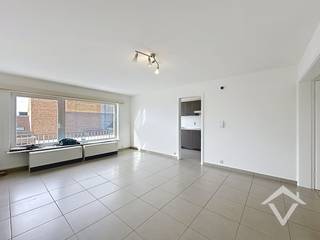 Dit appartement is gelegen op het 3de verdiep van een kleine residentie en bestaat uit: inkomhal - living - keuken - terras - berging - toilet - badkamer - 3 slaapkamers - fietsenberging.<br />Het EPC label dient nog aangepast te worden.<br /><br />Onmiddellijk beschikbaar. <br />Huurprijs 795 €/mnd ( exclusief 45 €/mnd syndickosten).
