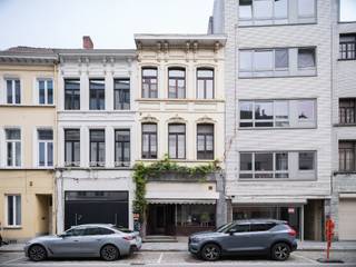 <strong>Te renoveren handelshuis (266 m²) met stadstuin. Wonen en werken in het centrum van Gent.</strong><br /><br /><em>Voor meer informatie, mail naar info@carloeggermont.be</em><br /><br />De prachtige neoclassicistische gevel zet meteen de toon voor dit karaktervolle pand, dat nog beschikt over authentieke elementen zoals parketvloeren, een originele haard en sierlijsten – details die het burgerhuisgevoel versterken.<br /><br />Dit pand op een perceel van 175 m², met een uitzonderlijk ruime stadstuin, biedt de bijzondere kans om wonen en werken te combineren op een uitstekende locatie nabij de Kouter. Een locatie die deel uitmaakt van het Petercelle-project, waarbij meer aandacht zal worden besteed aan toegankelijkheid en groen. De woning vraagt een bijkomende modernisatie, maar biedt de perfecte basis om uw eigen stempel te drukken.<br /><br />Indeling: <br />Op de begane grond bevindt zich vooraan de handelsruimte en achteraan de keuken met eetplaats en toegang tot de uitzonderlijke stadstuin. <br />Op de tussenverdieping vinden we de ruime badkamer met achterliggende wasplaats. De 1<sup>ste</sup> verdieping omvat de leefruimte en eerste slaapkamer. <br />De tweede en derde slaapkamer bevinden zich op de 2<sup>de</sup> verdieping. <br />Een vierde kamer en de ruime polyvalente zolder bevinden zich op de bovenste verdieping. <br /><br /><strong>Een zeldzame kans voor wie op zoek is naar een woning met karakter, ruimte en een enorm potentieel!</strong>