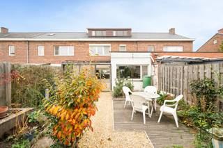 Par le hall d’entrée, vous accédez au séjour avec une cuisine et une salle de bain attenantes. Au premier étage se trouvent 3 chambres. La...