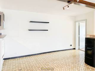 <strong>KNUSSE STARTERSWONING </strong>met een <strong>VERRASSEND RUIME INDELING</strong> te Outrijve (Avelgem). Deze gezellige woning vormt de ideale keuze voor <strong>STARTERS, JONGE GEZINNEN OF INVESTEERDERS</strong> die op zoek zijn naar een <strong>INTERESSANTE OPBRENGSTEIGENDOM</strong>. Op het gelijkvloers geniet u van een aangename zithoek, sfeervolle eetplaats en functionele keuken, aangevuld met een <strong>HANDIGE GROTE BERGING</strong>. Verder beschikt de woning over twee toiletten. Op de verdieping bevinden zich <strong>TWEE VOLWAARDIGE SLAAPKAMERS</strong> en een verzorgde badkamer. De grote zolder biedt bovendien <strong>BIJKOMENDE OPSLAGRUIMTE</strong> of potentieel voor <strong>VERDERE INVULLING ZOALS 2 EXTRA KAMERS</strong>. Dankzij de <strong>CONFORME ELEKTRISCHE INSTALLATIE</strong>, <strong>HOOGRENDEMENTSBEGLAZING</strong>, betonnen gewelven en een <strong>VERNIEUWD DAK</strong>, heeft u reeds een <strong>STEVIGE BASIS</strong>. Deze charmante woning combineert <strong>PRAKTISCHE TROEVEN</strong> met een betaalbaar karakter en vormt een uitstekende opportuniteit voor wie op zoek is naar een instapklare woning of een vastgoedinvestering <strong>MET AANTREKKELIJK VERHUURPOTENTIEEL</strong>.<br /><br />Adres: Heestertstraat 1 te Outrijve (Avelgem)<br /><br />Renovatieplicht van toepassing; P-score: A, G-score: A; Bestuursmaatregelen in maatregelenregister: neen.