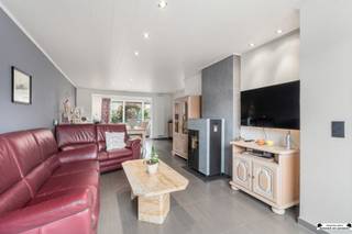 <p><span>In de Zijdeling in Bredene, gelegen in een rustige straat en toch vlak bij de zee en winkels, bevindt zich deze verzorgde en energiezuinige woning. Een ideale keuze voor wie comfortabel wil wonen aan de kust, zowel als vaste woonst als tweede verblijf.</span></p><p><span>Via de inkomhal met gastentoilet kom je terecht in de gezellige leefruimte met aansluitende eetplaats en open, volledig uitgeruste keuken. Achteraan bevindt zich een tweede, lichtrijke leefruimte met een grote raampartij en dubbele schuifdeur die uitgeven op de onderhoudsvriendelijke tuin met terras en een praktisch tuinhuis.</span></p><p><span>Vanuit de keuken heb je rechtstreeks toegang tot de inpandige garage met elektrische poort. Naast de garage is er ook parkeergelegenheid op de oprit.</span></p><p><span>Op de eerste verdieping bevinden zich drie ruime slaapkamers en een badkamer uitgerust met een inloopdouche, lavabo en toilet. Via een vaste trap bereik je de tweede verdieping, een polyvalente ruimte die perfect kan dienen als extra slaapkamer, hobbyruimte of bureau.</span></p><p><span>Deze woning is bovendien energiezuinig en beschikt over een gunstig EPC-label B.</span></p><p><strong>Troeven:</strong></p><ul><li>Rustige ligging nabij zee en winkels</li><li>Instapklare en uitstekend onderhouden woning</li><li>Energiezuinig (EPC-label B)</li></ul><p><br /> </p><p>Ideaal als je op zoek bent naar een verzorgde woning dicht bij de zee in een rustige omgeving. <br />Neem contact op voor meer info of een bezoek.</p>