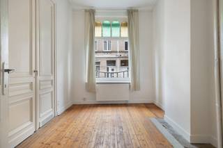 Gelijkvloers appartement met koer en een achterhuis voorzien van 3 slaapkamers.Indeling:Men komt meteen binnen in de centraal gelegen eetkamer met...