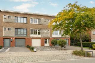 <p><span>Instapklare bel-étage in het gezellige Nachtegalenhof</span></p><p><span>Stel je voor: rustige straten, vriendelijke buren en alles wat je nodig hebt op wandelafstand. Het Nachtegalenhof is een van die buurten waar je je meteen thuis voelt. Winkels, scholen en openbaar vervoer liggen om de hoek, en via de A12 ben je zo in Brussel of Antwerpen.</span></p><p><span>Deze instapklare bel-étage is de ideale woning voor wie comfortabel wil wonen zonder compromis.</span></p><p><span>Indeling</span></p><p><span>Beneden verwelkomt een inkomhal je. Ernaast vind je de garage met elektrische poort ideaal voor wie elke dag op pad is, de oprit zelf biedt ook ruimte voor 2 wagens. Naast de garage bevindt zich een praktische wasplaats met douche en lavabo. Via de garage stap je zo de prachtige, groene tuin in met terras en vernieuwd tuinhuis. Jouw plek om tot rust te komen. De West-oriëntatie zorgt voor zon van de middag tot de laatste uurtjes.</span></p><p><span>Op het eerste verdiep opent de ruime hal naar een bijzonder lichte woonkamer. De aanpalende nieuwe keuken (anderhalf jaar oud) biedt een fantastisch kookgenot. Op dit verdiep is ook een apart toilet voorzien.</span></p><p><span>Het tweede verdiep herbergt drie volwaardige slaapkamers en een badkamer met ligbad, ruimte voor het hele gezin.</span></p><p><span>Technische details</span></p><ul><li><span>Dak geïsoleerd </span></li><li><span>Ramen dubbel glas</span></li><li><span>Elektriciteit wordt conform verkocht</span></li><li><span>EPC: 190 kWh/m²/jaar</span></li><li><span>Vernieuwde keuken</span></li><li><span>ZONNIGE TUIN</span></li></ul><p><span> </span></p><p><span> </span></p><p><span>Wil je deze woning ontdekken? Neem contact op voor een vrijblijvende afspraak we bezoeken ze graag samen met je.</span></p>
