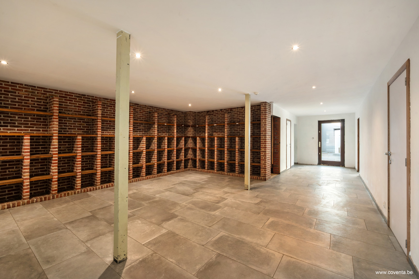 Ruime woonst met 6 slaapkamers, loods/magazijn en commerciële mogelijkheden te Zwevegem. - foto 5