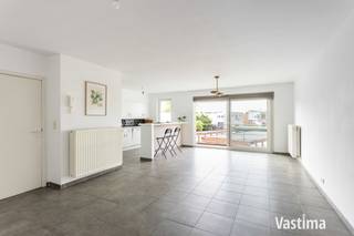 Bent u op zoek naar een instapklaar en verzorgd appartement op een centrale ligging in Aalst? Dan is dit appartement zeker een bezoek waard.<br /><br />EPC 91 kWh/m²jaar (Label A) / CV op aardgas / Dubbele beglazing / Elektriciteit conform / Lift aanwezig / Instapklaar en uitstekend onderhouden.<br /><br />Gelegen op de tweede verdieping van een verzorgd gebouw met lift, geniet u hier van alle comfort. Dankzij de gunstige ligging bevinden het bruisende stadscentrum, winkels, openbaar vervoer en het OLV Ziekenhuis zich op wandelafstand.<br /><br />Bij het binnenkomen wordt u verwelkomd in een lichtrijke leefruimte die naadloos overgaat in de moderne open keuken met aansluitende berging. De open indeling zorgt voor een ruimtelijk gevoel en maakt het appartement ideaal om gezellig te wonen en gasten te ontvangen.<br /><br />Verder beschikt het appartement over twee volwaardige slaapkamers, een verzorgde badkamer en een apart toilet. Ook een gemeenschappelijke fietsenberging is aanwezig.<br /><br />Het appartement verkeert in een uitstekende staat, waardoor u zonder zorgen meteen kunt verhuizen.<br /><br />Mogelijkheid tot aankoop van een afgesloten garagebox aan € 30.000.<br /><br />Op zoek naar een comfortabel, instapklaar appartement met lift op een uitstekende locatie? Maak dan snel een afspraak voor een bezoek.