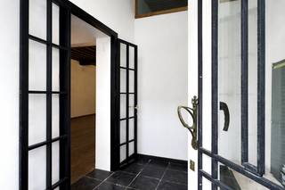 Ce local commercial d'environ 150 m² est situé dans la Keizerstraat, en plein cœur historique d'Anvers. Il bénéficie d'une excellente...