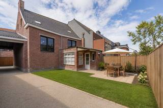 Deze woning is centraal gelegen in de Kloosterstraat 88 te Ruiselede, met een vlotte verbinding naar het centrum en omliggende gemeenten zoals Beernem, Tielt en Wingene. Winkels, scholen en andere voorzieningen bevinden zich in de nabije omgeving. Met een bewoonbare oppervlakte van 247 m² op een perceel van 197 m² biedt deze eigendom tal van mogelijkheden voor verdere afwerking.<br /><br />PLUSPUNTEN:<br />* Vrijheid om verder af te werken naar eigen smaak;<br />* Volledig nieuw dak + recente isolatie;<br />* Volledig nieuwe voorfaçade + restende gevels verniewd; <br />* ALU ramen, superisolerende beglazing 1.0 Ug;<br />* Riolerings- funderingswerken reeds uitgevoerd;<br />* Elektrische rolluiken 1e en 2e verdieping;<br />* Ruime bewoonbare oppervlakte (247 m² !!!) met veel potentieel;<br />* Parkeergelegenheid (garage) op eigen terrein via doorrit;<br />* Mogelijkheid tot tuin, binnenkoer en dakterras;<br />* Nutsvoorzieningen (gas, water en elektriciteit) reeds aanwezig.<br /><br />INTERIEUR:<br />Via de inkomhal bereikt u de eetplaats en aansluitend de ruime leefruimte met veel lichtinval. Er is een trappenhal met toegang tot de (droge) kelder en een voorziene ruimte voor een keuken met mogelijkheid tot groot schuifraam naar de tuin. Achteraan bevindt zich nog een bestaande keuken met toegang tot de buitenruimte.<br />Op de eerste verdieping is er een technische ruimte, apart toilet, badkamer (mog. dubbele lavabo, toilet en inloopdouche), wasplaats en een ruime slaapkamer. Een extra kamer kan dienen als bureau, slaapkamer of stockageruimte met toegang tot het nog te creëren (doch vergunde) dakterras.<br />De tweede verdieping is toegankelijk via een vaste trap en omvat een ruime nachthal met mogelijkheid tot het creëren van een bureau, twee slaapkamers en een aparte berging.<br /><br />EXTERIEUR:<br />Achteraan bevinden zich bijgebouwen die plaats kunnen maken voor een stadstuin. De woning beschikt over een garage of extra staanplaats en parkeermogelijkheid via de doorrit. Het dakterras biedt extra buitenruimte en ontspanningsmogelijkheden.