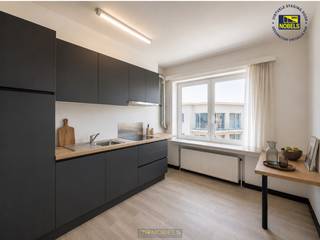 Dit verzorgde en <strong>INSTAPKLARE APPARTEMENT </strong>op de tweede verdieping combineert<strong> RUIMTE, LICHT en COMFORT </strong>op wandelafstand van het <strong>CENTRUM van Ronse</strong>. De lichtrijke leefruimte met grote raampartijen sluit naadloos aan op een aparte, moderne keuken met tijdloze afwerking. Via de nachthall bereik je<strong> 2 VOLWAARDIGE SLAAPKAMERS</strong>, een badkamer met bad-douchecombinatie en een afzonderlijk toilet. Aan de achterzijde van het gebouw bevindt zich een aangenaam<strong> TERRAS </strong>met uitzicht op het groen, ideaal voor een moment van rust. Extra troeven zijn de <strong>PRIVATIEVE BERGING </strong>op het gelijkvloers, de <strong>GEMEENSCHAPPELIJKE FIETSENBERGING </strong>en de rustige ligging in een kleinschalige residentie. Alle voorzieningen zoals winkels, scholen en openbaar vervoer bevinden zich op korte afstand.<br /><br />Het pand beschikt over een <strong>PRIVATIEVE GARAGEBOX.</strong><br /><br /><em>Opmerking: Het appartement is geschikt voor maximum 1 à 2 personen! Omdat je financieel comfortabel zou kunnen huren wordt de volgende basisregel gehanteerd: € 775* 3 = € 2325</em><br /><br /><strong>Adres: </strong>Gustave Royerslaan 118 bus 201 - 9600 Ronse<br />Huurprijs: €775,00/maand.<br />Onmiddelijk beschikbaar.<br />EPC: 239 kWh/m² – UC: 2863309