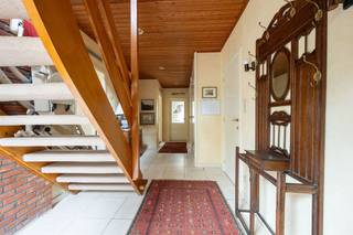 Prachtig gelegen half open villa aan het Groot Kasteel van 's-Gravenwezel * Gelijkvloers : inkomhal met ingemaakte kasten, hoofdslaapkamer op vast...