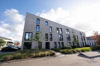 <p><span>EXCLUSIEF WONEN: LICHTRIJKE PENTHOUSE DUPLEX IN RUSTIGE, GROENE OMGEVING!</span></p><p><span>Grijp je kans op een uniek top pand in het prestigieuze 'Amber Park' op Domein De Bos. Deze luxueuze duplex penthouse combineert een overweldigende lichtinval met een heerlijk ruimtelijk gevoel, dat extra cachet krijgt door de imposante, diagonale daknok van het gebouw.</span></p><p><span>Op wandelafstand van het bruisende centrum van Heist-op-den-Berg brengt de lift je comfortabel naar de tweede verdieping. De inkomhal met gastentoilet en een praktische, ruime berging/wasplaats leidt naar de master bedroom met een badkamer en suite. Grote glaspartijen kleden de leefruimte in met natuurlijk daglicht, terwijl de warme parketvloer direct voor een gezellige, huiselijke sfeer zorgt. De volledig uitgeruste open keuken sluit hier naadloos op aan. Via het dubbele schuifraam stap je zo het gezellige terras op, waar je geniet van een rustgevend uitzicht over de prachtig aangelegde binnentuinen.</span></p><p><span>De vaste trap brengt je naar de derde verdieping. Hier opent de vide de deur naar talloze mogelijkheden, perfect als een inspirerend thuiskantoor, een knusse tv-hoek of een ruime dressing. Grote veluxramen zorgen ook hier voor een zee van licht. Daarnaast herbergt deze verdieping een volwaardige tweede slaapkamer met een eigen, modern ingerichte douchekamer en een tweede toilet.</span></p><p><span>Dit instapklare pand blinkt bovendien uit in modern en duurzaam comfort. Met een uitstekend E-peil van E9, zonnepanelen, een ventilatiesysteem en een pre-installatie voor airco ben je helemaal klaar voor de toekomst. De residentie biedt daarnaast extra troeven zoals een gemeenschappelijke fietsenberging, een handige Bring-me box voor al je pakketjes en een supermarkt vlak achter de hoek. Bij het appartement hoort een verplicht aan te kopen ondergrondse autostaanplaats van 25.000 euro en een kelderberging van 5.000 euro. Er worden 4 units verkocht (2x duplex-penthouse en 2x appartement op de 1ste verdieping). Omdat de panden momenteel standvastig verhuurd zijn, vormt dit niet alleen een prachtig bezit, maar ook een uiterst slimme en zorgeloze vastgoedinvestering.</span></p><p><span>Wil je dit appartement ontdekken? Contacteer ons snel voor meer informatie of plan direct je bezoek ter plaatse!</span></p><p><span> </span></p>