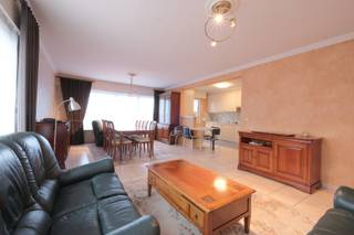 <p><span>Ontdek dit</span><b><span> </span>aangename en lichtrijke appartement</b><span> met 2 slaapkamers op een toplocatie in het centrum van Tessenderlo. Dankzij de centrale ligging bevinden winkels, horeca en andere voorzieningen zich op wandelafstand. Een ideale plek voor wie comfortabel wil wonen met alles binnen handbereik.</span></p>
<p><b>Indeling &amp; troeven:</b></p>
<ul>
<li><span>Ruim appartement met een bewoonbare oppervlakte van ca. 100m²</span></li>
<li><span>Grote lichtrijke leefruimte</span></li>
<li><span>Terras met uitzicht over de Vismarkt</span></li>
<li><span>Functionele indeling die zorgt voor een open en ruim gevoel: inkomhal met apart toilet, leefruimte met open keuken, berging, 2 slaapkamers en badkamer</span></li>
<li><span>Lift aanwezig</span></li>
</ul>
<p><b>Garage:</b></p>
<ul>
<li><span>Garage, met elektrische poort, achteraan het gebouw inbegrepen</span></li>
<li><span>Extra ruimte voor stockage (ideaal voor fietsen of opslag)</span></li>
</ul>
<p><b>Energie en comfort:</b></p>
<ul>
<li><span>EPC-label B – 200 kWh/m² jaar.</span></li>
<li><span>Certificaatnr. 20260302-0003813078-RES-1.</span></li>
<li><span>Centrale verwarming op gas</span></li>
<li><span>Rolluiken aanwezig</span></li>
</ul>
<p><b>Ligging:</b></p>
<ul>
<li><span>Gelegen in het centrum van Tessenderlo</span></li>
<li><span>Winkels, horeca en dagelijkse voorzieningen vlakbij</span></li>
<li><span>Alles op wandelafstand</span></li>
</ul>
<p><strong>Praktisch:</strong></p>
<p><strong>Huurprijs: 870 EUR/maand</strong><br /><strong>+ Gemeenschappelijke kosten: 70 EUR/maand</strong></p>
<p><strong>Beschikbaar:</strong> op korte termijn, overeen te komen met de verhuurder</p>
<p><b>Interesse?</b></p>
<p><span>Zie jij jezelf hier al wonen? Neem vandaag nog contact met ons op voor meer informatie of om een bezoek te plannen. Dit kan via mail naar </span><span>info@immohuismus.be</span><span> of via telefoon naar Yannick op 0476 49 06 72.</span></p>