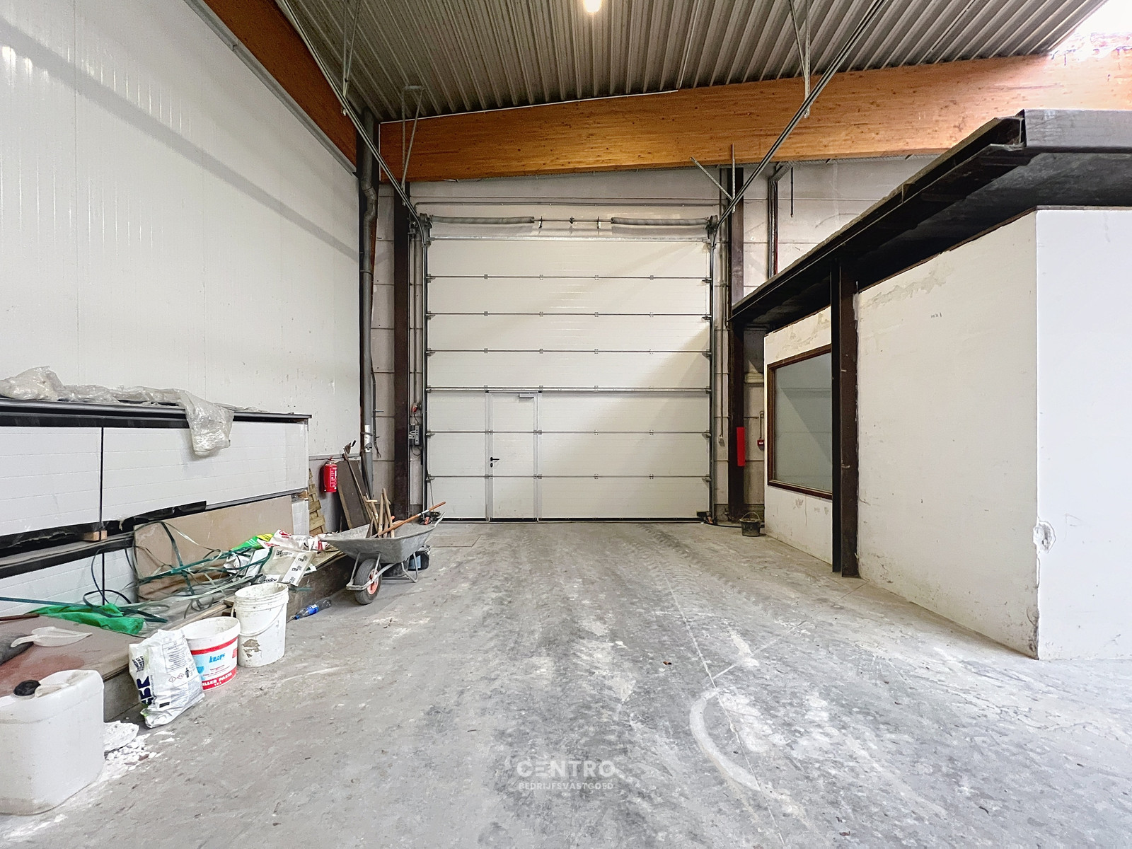 Instapklaar magazijn (± 700 m²) met automatische sectionaalpoort langs de N8 te Elverdinge (Ieper). Ambachten toegestaan ! - foto 5
