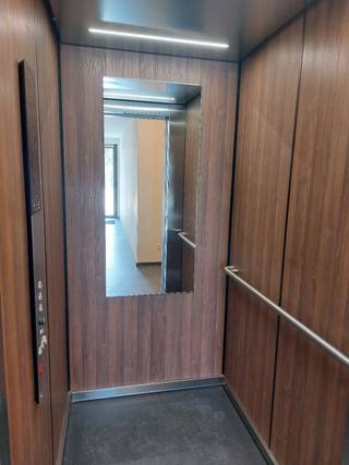 Dit spiksplinternieuwe appartement in Neerpelt-Centrum wordt verkocht!<br /><br />Dit appartement in een fantastisch mooi complex is instapklaar op zoek naar zijn eerste eigenaar. Het appartement is voorzien van alle nodige toeters en bellen. <br /><br />Via de lift (of de trappenhal) is er toegang naar dit appartement dat gelegen is op het tweede verdiep. We komen via een nette hal binnen die voorzien is van een nis voor jassen en schoenen te plaatsen.<br />De glazen deur tussen de hal en leefruimte is direct een mooie eyecatcher. In de leefruimte vinden we vervolgens een open keuken met een spoelbak, vaatwasser, inductievuur en afzuiging, combi-oven en koelkast. Ook is er een eiland waar je barkrukken kan plaatsen en gezellig kan zitten. Verder is er nog een berging naast de keuken, waar de voorziening is voor bergruimte alsook plaats om de wasmachine en droogkast te zetten.<br /><br />Vanuit de eetruimte hebben we direct aansluiting met de open keuken aan één kant en een gezellige zithoek aan de andere kant met een aangenaam terras. Dit terras is ruim 14m², waardoor je comfortabel buiten kan zitten met vrienden, familie en/of kennissen. <br /><br />Verder kunnen we vanuit de inkomhal ook naar het aparte toilet (voorzien van een lavabo), de badkamer met lavabo en inloopdouche, alsook naar de drie slaapkamers die voorzien zijn van dezelfde prachtige tegelvloer.<br /><br />In de kelder is er nog een zeer nette berging van bijna 5m². Verder zijn er nog twee ondergrondse autostaanplaatsen in de kelder, en drie gelijkvloerse fietsstaanplaatsen (veilig afgesloten). <br /><br />Het appartement beschikt over geothermie (grondwaterwarmtepomp), zonnepanelen, BringMe (digitale brievenbussen), ...<br /><br />Het E-peil van het appartement bedraagt 7 waardoor er ook vrijstelling is van het K.I. de eerste 5 jaar.<br /><br />Prijs:€ 403.603 excl. kosten<br />21% BTW: € 84.756,63<br />Totaal: € 488.359,63 (snelle beslissers kopen nog iets voordeliger, gezien het grondaandeel dan nog onder 12% registratierechten valt)!<br /><br />Ben jij op zoek naar een perfect instapklaar en ruim appartement?<br />Contacteer ons snel op 011 64 55 00 of info@vastgoedfransen.be.