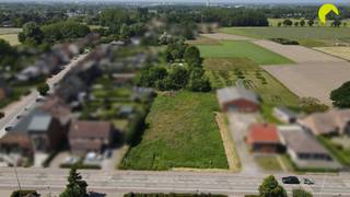 <p><span>Wij bieden u dit mooie perceel bouwgrond aan voor halfopen bebouwing met optimale zuid-west oriëntering.</span></p><p><span> </span></p><p><span>Het perceel is zeer rustig gelegen met uitzicht achteraan op landerijen en toch nabij de oprit naar de E19 en de dorpskernen van Reet, Rumst, Kontich en Aartselaar.</span></p><p><span>Lot 1 is reeds verkocht!</span></p><p><span> </span></p><p><span>Lot 2 van deze verkaveling heeft over de volledige diepte een breedte van 9,44 m.</span></p><p><span>Aan de rechterzijde dient een bouwvrije strook van 3,00 m behouden te blijven.</span></p><p><span>Ook het naastgelegen perceel aan de rechterzijde heeft een bouwvrije strook van 3,00 m dus er is een mooie afstand van 6m tussen de woningen.</span></p><p><span> </span></p><p><span>De bouwdiepte op het gelijkvloers van 17,00 meter maakt hier een bebouwde oppervlakte van maximaal 109 m² op het gelijkvloers mogelijk.</span></p><p><span>Op de tweede bouwlaag bedraagt deze minimum 9,00m en maximum 13,00 m.  </span></p><p><span>Een derde bouwlaag onder schuin dak is mogelijk met een maximale diepte van 9,00 m.</span></p><p><span> </span></p><p><span>Geen bouwverplichting!!</span></p><p><span>Achter het perceel ligt agrarisch gebied dus steeds groene uitzichten!</span></p><p><span> </span></p><p><span>Voor meer informatie kan u ons contacteren op het nummer 03 449 42 41 of mail ons via info@habicom.be</span></p><p><span>Benieuwd naar de waarde van jouw woning?  Check het gratis op <span>www.watismijnhuiswaard.be</span></span></p><p><span> </span></p><p><span> </span></p><p><span> </span></p><p><span> </span></p><p><span> </span></p><p><span> </span></p>
