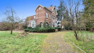 Immo3000 heeft het iconisch landmark, Villa Marie Philomène, te koop op in Linden. <br />Ben je op zoek naar een unieke woning. Een unieke praktijk of ben je op zoek naar een rendementsvolle investering? Dan mag je deze kans niet missen.<br /><br />Gelegen in het rustige Linden, aan de Diestsesteenweg 26, biedt deze statige villa een tijdloze charme gecombineerd met modern comfort. Deze woning heeft sinds 1932 haar karakter behouden, en dat voel je in elke kamer. Het huis staat op een royaal perceel van 24 are, wat zorgt voor veel privacy en ruimte om van te genieten. Bovendien bevinden we ons hier op slechts enkele kilometers van het levendige stadscentrum van Leuven.<br /><br />Wat deze villa echt uniek maakt, is de balans tussen klassieke elementen en hedendaagse voorzieningen. De authentieke details, zoals de originele houten trappen, glas-in-loodramen en marmeren schouwen, geven het huis een bijzondere uitstraling. Tegelijkertijd is het voorzien van moderne gemakken, zodat je comfortabel kunt wonen zonder in te boeten op stijl. En dat op een bewoonbare oppervlakte van maar liefst 258 m2.<br /><br />Ben jij bereid om de handen uit de mouwen te steken om met enkele beperkte aanpassingen Villa Marie terug te restaureren naar haar oorspronkelijke glorie? <br /><br />Neem dan snel contact met ons op om een bezichtiging in te plannen. Dit is een kans die je niet wilt missen!