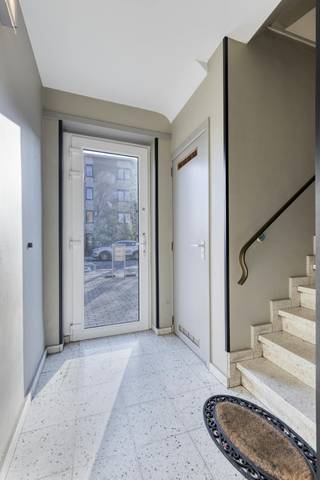 Het goed onderhouden gebouw omvat drie ruime twee-slaapkamerappartementen van elk ca. 95 m² met terras. Verder heeft elk appartement ook nog...