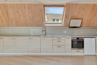 De woning geniet van een vlotte bereikbaarheid en ligt op korte afstand van Ninove, waardoor ze een interessante keuze is voor wie op zoek is naar een woning in de ruime regio tussen Geraardsbergen en Ninove. Op wandelafstand van de historische Markt van Geraardsbergen bevindt ze zich: een gebouw met op het gelijkvloers een kleine woning en op de drie verdiepingen daarboven een bel-etage met veel ruimte, terrassen, een prachtig uitzicht over het groen, maar zonder het onderhoud van een tuin. Bovendien hebben we hier een EPC-met label C en is de elektriciteit volledig comform. Via de gemeenschappelijke inkomhal met de gelijkvloerse woning bereikt u de eerste verdieping, waar een stijlvolle en lichtrijke leefruimte met open keuken u meteen verwelkomt. Het grote schuifraam geeft uit op een aangenaam terras, waardoor binnen en buiten naadloos in elkaar overvloeien. Dit is de ideale plek om te genieten van een ontbijt in de zon of een gezellige avond. Op dezelfde verdieping bevinden zich een uitzonderlijk ruime slaapkamer, een comfortabele badkamer uitgerust met zowel een ligbad, een douche, mooi lavabomeubel en een afgesloten toilet. Er is bovendien ook een apart gastentoilet met prachtig lavabomeubel. Op deze verdieping en de tweede verdieping bevinden zich een was-en bergruimte.<br />De tweede verdieping telt opnieuw twee ruime slaapkamers, een apart toilet met groot lavabomeubel en die extra bijkomende bergruimte. Ook hier valt meteen op hoeveel plaats en comfort dit pand te bieden heeft. De bovenste verdieping vormt een ware privésuite. Hier vindt u een royale slaapkamer met inloopkast, een tweede badkamer met douche en toilet en een indrukwekkend terras waar u in alle rust geniet van een uniek panoramisch uitzicht over de Geraardsbergen, incl. de Oudenberg en de iconische Muur van Geraardsbergen. Bel of mail Karin voor een afspraak op het eerste bezoekmoment: 0468/12 68 62 - karin@albert.immo
