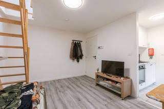 Instapklaar appartement op een toplocatie in Sint-Amandsberg <br /><br />EPC-score: B<br />Mobi-score: 9.4/10<br /><br />In de Kunstenaarstraat 21 in Sint-Amandsberg bevindt zich dit kleinschalig gebouw bestaande uit vijf appartementen voor eigen bewoning of ideaal als investering. Het pand omvat vier één-slaapkamerappartementen en één twee-slaapkamerappartement. Dit appartement is een één-slaapkamerappartement op de tweede verdieping. <br /><br />De ligging biedt een aangename woonomgeving met een vlotte verbinding naar het centrum van Gent, invalswegen (E17/E40/R4), openbaar vervoer, winkels en andere voorzieningen. <br />Elk appartement beschikt over een lichtrijke leefruimte, een geïnstalleerde keuken, een badkamer en één of twee volwaardige slaapkamers. De appartementen hebben een praktische indeling en zijn volledig instapklaar. <br /><br />Prijzen:<br /><br />• Nr. 21 (2 slaapkamers, 59m2): €270.000<br />• Nr. 23A (1 slaapkamer): €200.000<br />• Nr. 23B (1 slaapkamer): €170.000<br />• Nr. 23C (1 slaapkamer): €180.000<br />• Nr. 23D (1 slaapkamer): €175.000<br /><br />Meer info of een bezoek inplannen?<br /><br />Contacteer Laura via 0473 41 35 62 of via info@vicusvastgoed.be