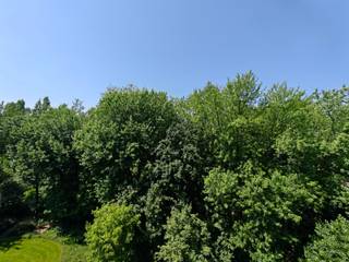 <strong><strong>Ruim 4 slaapkamer appartement voorzien van 2 zonneterrassen over de volledige breedte met groen zicht! <span>Het appartement is uitstekend gelegen te Fruithoflaan nabij winkels, Delhaize, Colruyt, Traitteur-slagerij Finebek, openbaar vervoer, scholen, belangrijke in-en uitvalswegen.</span><br /><br /></strong></strong>
<p><strong><span>INDELING:</span><br /></strong>Stap binnen in dit ruim appartement met 2 terrassen. De LEEFRUIMTE (ca. 40,6m²) op een parketvloer en de directe toegang tot het zonnige ZW-terras (18,3m²) – compleet met verlichting en een rustgevend groen uitzicht. Aansluitend bevindt zich de ingerichte KEUKEN voorzien van opbergkasten en toestellen; een inductiekookplaat, dampkap, oven, ijskast, diepvries en een afwasmachine.<br /><br />Verder is er een apart BUREAU / slaapkamer 1 (ca. 3,67m x 3,5m) met een ingewerkte kastenwand, SLAAPKAMER 2 (ca. 3,29m x 5,58m) en een bijbehorende DOUCHEKAMER voorzien van een lavabo in een meubel en een douche. <br /><br />Via de NACHTHAL bereikt u de overige vertrekken, waaronder een praktische aparte BERGING (3m²) en een handige WASPLAATS. <br />Hier bevinden zich nog twee ruime kamers: SLAAPKAMER 2 (15m²) op parket met een ingemaakte kastenwand en SLAAPKAMER 3 (ca. 3,65m x 4,2m). De laatste twee kamers geven uit op het tweede TERRAS (ca. 10m²), waar u dankzij de oost-oriëntatie heerlijk van de ochtendzon geniet. Een tweede BADKAMER (4m²) met ligbad, dubbele lavabo een toilet.<br /><br />Mogelijkheid tot aankopen van een gesloten GARAGEBOX met automatische poort in het gebouw gelegen nabij de lift aan €30.000<br /><br />Dit ruime appartement is een samenvoeging van een appartement en een studio. Dankzij deze combinatie geniet u van een mooie oppervlakte twee aparte terrassen en een indeling die perfect geschikt is voor wie wonen en werken wil combineren of behoefte heeft aan extra privacy binnen het gezin.</p>
<strong><span>BIJZONDERHEDEN: </span></strong><br />- Ruim 4 slaapkamer appartement met groen uitzicht. <br />- Gesloten garagebox met automatische poort apart te koop <br />- Dubbele kelder inclusief met een hoogte van 2,9m<br />- Goed onderhouden gebouw; Dak is geïsoleerd en voldoet aan normen van 2020, terrassen van het gebouw volledig gerenoveerd dd. 2016, Individuele watermeters, nieuw gerenoveerde inkomhal en videofoniesysteem, liften conform, vernieuwing elektriciteit gemene delen - attest aanwezig (2022) <br />- Terras aan living ca. 18,5m² + terras aan slaapkamers ca. 10m².<strong><span><br /></span></strong>- Automatisch zonnescherm geplaatst aan zonnekant, elektrische keuring conform<br />- Concierge in het gebouw<strong><span><br /></span></strong>