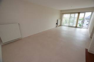 Indeling:<br /><br />Inkomhall met vestiairekast, afzonderlijk toilet, berging, woonkamer, ingerichte keuken met berging, 2 slaapkamers, badkamer met ligbad en plaats voor wasmachine, terras voor-en achteraan, auto-staanplaats. Individuele centrale verwarming op aardgas. <br /><br />- Vrij: 01/08/2026<br />- Huurprijs: 850 euro/maand. <br />- Algemene kosten: 70 euro/maand<br />- 3 maanden waarborg