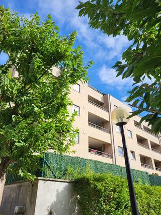 2-slk dak appartement in centrum Zaventem<br /><br />Het appartement met een oppervlakte van 86 m2 en heeft een ruime woon/eetkamer met groot schuifraam, een halfopen ingerichte keuken (vaatwasmachine, keramische kookplaat, combi-oven), een bergruimte met aansluiting voor wasmachine en droogkast, 2 slaapkamers, een badkamer met douche en bad, een apart toilet, terras en ondergrondse parkeerplaats.<br /><br />Er is ook een stalen veiligheidsdeur, zonnewering en lift. Het complex werd gebouwd in 2005 en ligt op wandelafstand van scholen, winkels en het treinstation. <br />