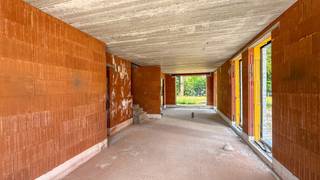 <p>Elke zondag welkom op ons kantoor van 10u-12u voor meer info over de nieuwbouwprojecten! <br /><br />Moderne nieuwbouwwoning in ruwbouw (HOB) met 3 slpks, zalig gelegen op een nieuwe verkaveling met een uitstekende bereikbaarheid naar winkels, scholen en de autosnelweg E313-E314!<br />Deze rustige gelegen half open bebouwing wordt opgetrokken in een lichte steen en bevindt zich op een perceel van 2.5 are met een zuidwestelijke oriëntatie.<br /><br />De strakke blok heeft een bruto bewoonbare oppervlakte van 156 m² en is praktisch opgedeeld.<br />Er werd rekening gehouden met een grote leefruimte met achteraan een gezellige keukenruimte verbonden met een ruime berging.<br /><br />Via de inkomhal met gastentoilet komt men in de living met aparte zithoek en eetkamer.<br />Vanuit de living vertrekt ook de trap naar boven. Langs de keuken bevindt er zich een praktische berging. Door de grote ramen is er een uitstekende lichtinval.<br />Op de eerste verdieping zijn er 3 slaapkamers waarvan 1 met dressing), een technische berging, een apart toilet en een badkamer.<br /><br />Deze ruwbouwwoning wordt opgeleverd met een vlak getrokken perceel dat onmiddellijke aanplanting toelaat.<br /><br />De Simone Reyndersstraat is een jonge verkaveling waar rust en wonen hand in hand gaan.<br />Boekt staat gekend als een rustig gedeelte van Heusden-Zolder met als grote troef de uitstekende bereikbaarheid van de autosnelweg richting Verkeerswisselaar E313-E314 = “Het Klaverblad”.<br />Als extraatje vertrekt men vanuit hier te voet richting natuur voor ene prachtige boswandeling en heeft men ook nog een echte warme bakker in de buurt!<br /><br />Deze compacte woningen zijn ideaal als starterswoningen : ook een school ligt gewoon om de hoek.<br />De woningen worden verkocht onder 12% schrijfgeld op de grond en 21% op de constructie!<br />Samenwerken met deze bouwheer is kiezen voor zekerheid en duidelijke afspraken; voor de snelle beslissers zijn aanpassingen binnen nog mogelijk.<br /><br />GELIJKVLOERS : inkomhal, gastentoilet, leefruimte met trap naar boven, eetkamer, keuken, grote berging<br />EERSTE VERDIEPING : nachthal, 3 slaapkamers ( waarvan 1 met dressing) , badkamer, berging, apart toilet<br />TUIN: aan te leggen<br /><br />Pluspunten:<br />-zeer rustige verkaveling, gelegen op het einde = doodlopend<br />-strakke en moderne stijl!<br />-zeer degelijke bouw<br />-156 m²<br />-aangename leefruimte- grote berging<br />-3 slaapkamers (waarvan 1 met dressing)<br />-goede ligging<br />-bij de autosnelweg alsook bij natuur en bos!<br />-grondwaarde aan 12%, enkel constructie onder 21%BTW<br />-regenwaterput en wadi<br /><br /><span>Maatregelen opgenomen in het Maatregelenregister: nee</span><br /><br />Voor een afspraak of meer info, bel ons op 078/78.78.70, of kom gewoon binnen op ons kantoor. Steeds welkom!</p>