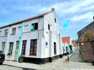 Charmante HALFOPEN STADSWONING met twee slaapkamers en TUINTJE, centraal en rustig gelegen nabij de Brugse Vesten. Indeling: inkom met...