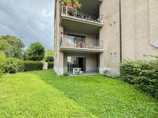 Ruim, <strong>GELIJKVLOERS HOEKAPPARTEMENT MET GARAGEBOX</strong>, die de perfecte combinatie biedt van <strong>COMFORT, RUIMTE EN RUST</strong>. Dankzij de <strong>GUNSTIGE HOEKLIGGING</strong> geniet u hier van een overvloed aan natuurlijk licht en een <strong>AANGENAME CONNECTIE MET UW PRIVATIEVE TUIN</strong>. Een ideale woonopportuniteit voor wie op zoek is naar gelijkvloers wonen met het genot van een tuintje. Met een <strong>BEWOONBARE OPPERVLAKTE VAN CIRCA 120 M² </strong>biedt dit appartement <strong>3 SLAAPKAMERS</strong>, een gezellige leefruimte met zicht op het terras en het private tuintje, en een praktische indeling die uitnodigt tot zorgeloos wonen. De keuken, <strong>DOUCHERUIMTE EN BADKAMER</strong> zijn functioneel ingericht en het geheel bevindt zich in een <strong>GOEDE STAAT</strong> van onderhoud, waardoor het <strong>INSTAPKLAAR</strong> is voor de volgende bewoner. Gelegen in een rustige straat <strong>NABIJ HET CENTRUM VAN BRAKEL</strong>, geniet u hier van een vlotte bereikbaarheid en <strong>ALLE VOORZIENINGEN OP KORTE AFSTAND</strong>. Of u nu houdt van wandelen in het groen, lokaal winkelen of gewoonweg genieten van de gemoedelijke sfeer van de <strong>VLAAMSE ARDENNEN</strong>, dit appartement biedt het allemaal. Extra troef is de <strong>AFGESLOTEN GARAGEBOX</strong> die inbegrepen is in de verkoopprijs.<br /><br />Adres: Watermolenstraat 38 bus 1 te Brakel