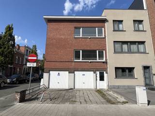Interessante opbrengsteigendom met 2 appartementen (type 1 SLK) en 2 garageboxen+oprit op een goede ligging.  Degelijk gebouw in...