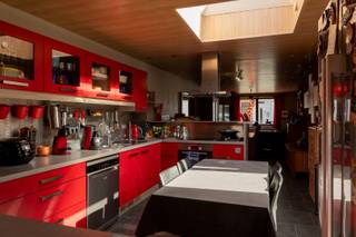 Op centrale ligging, op boogscheut van spuikom, shopping en openbaar vervoer vinden we deze knap gerenoveerde instapklare woning terug.Dit pareltje...