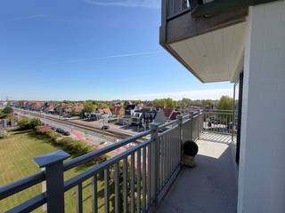Centraal gelegen hoekappartement op een topligging, op wandelafstand van de zeedijk, de winkelstraat, de wandelpromenade en de vaargeul van Nieuwpoort.<br />Dankzij de hoekligging en de grote raampartijen geniet het appartement van een uitzonderlijk open en vrij zicht, met een mooie doorkijk over de omgeving en zicht op de havengeul.<br />Het appartement omvat een inkomhal met apart toilet, een lichtrijke woonkamer met open keuken en toegang tot het ruime, zonnige hoekterras, waar u volop kunt genieten van het prachtige uitzicht. Verder zijn er twee slaapkamers, waarvan één met rechtstreekse toegang tot het terras, en een badkamer met inloopdouche en enkele wastafel.<br />Daarnaast beschikt het appartement over een privatieve kelderberging, inbegrepen in de prijs, wat zorgt voor extra bergruimte.<br />Ideaal als vaste woonst, tweede verblijf of investering.