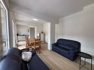 Dit appartement is gelegen aan het casinoplein, op nog geen 50 meter van zee en strand. Het bevindt zich in het centrum van Blankenberge, maar toch in een zeer rustige omgeving. Winkels, restaurants en scholen zijn gemakkelijk te voet bereikbaar.<br /><br />We treffen dit appartement aan via de trappenhal of de lift op het eerste verdieping de residentie. In de inkomhal is er plaats voor een vestiaire. De leefruimte beschikt over een geïnstalleerde keuken die naadloos aansluit op het woongedeelte. Via een nachthal, bereikbaar vanuit de woonkamer, heeft u toegang tot de slaapvertrekken. Het appartement beschikt over twee ruime slaapkamers en één aparte badkamer, uitgerust met een vernieuwde douche en een enkele wastafel, hier vindt men ook de wasmachine en droogkast. Verder vinden we nog een handige aparte berging en een toilet apart.<br /><br />Een grote meerwaarde is de recent vernieuwde gevel, gecombineerd met volledig vernieuwde ramen.<br /><br />Het appartement kan gemeubeld gehuurd worden en kan eventueel ook als tweedeverblijf.<br /><br />Aarzel niet en plan vandaag nog uw bezoek!<br /><br />Provisie: €80/maand voor de gemeenschappelijke lasten<br /><br />Beschikbaar: Onmiddelijk<br /><br />