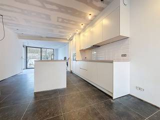 <h1><span>Volledig gerenoveerde, energiezuinig woning te Roesbrugge</span></h1><h1><span> </span></h1><h1><span>De woning is ingedeeld als volgt:</span></h1><h1><span> </span></h1><h1><span>Gelijkvloers:</span></h1><h1><span>Inkomhal met gastentoilet, lichtrijke woonkamer, open keuken met kookeiland (koelkast, diepvries en vaatwas voorzien) en stadstuintje met berging.</span></h1><h1><span> </span></h1><h1><span>1e verdieping</span></h1><h1><span>Twee slaapkamers, badkamer met ligbad, dubbele lavabo en inloopdouche, nachthal en aansluiting voor wasmachine.</span></h1><h1><span> </span></h1><h1><span>2e verdieping:</span></h1><h1><span>Volwaardige zolderkamer </span></h1><h1><span> </span></h1><h1><span>De woning wordt nog volledig afgewerkt en geschilderd. Ook de gevel wordt nog in crepi gezet.</span></h1><h1><span> </span></h1><h1><span>Bij interesse kunt u via volgende link uw huurdersprofiel aanmaken: <span>https://clee.be/nl/app/kandidaat-stellen/0476526158/6c680997-12f5-f011-832e-000d3a29d641</span></span><span> </span></h1><h1><span> </span></h1>